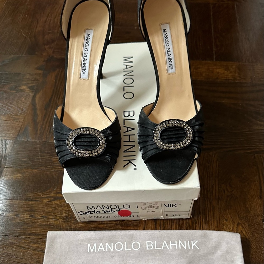 MANOLO BLAHNIK NIB BLACK SILK SEDARABY D’ORSAY CRYSTAL BUCKLE HEELS - SIZE 39.5 - Picture 4 of 10